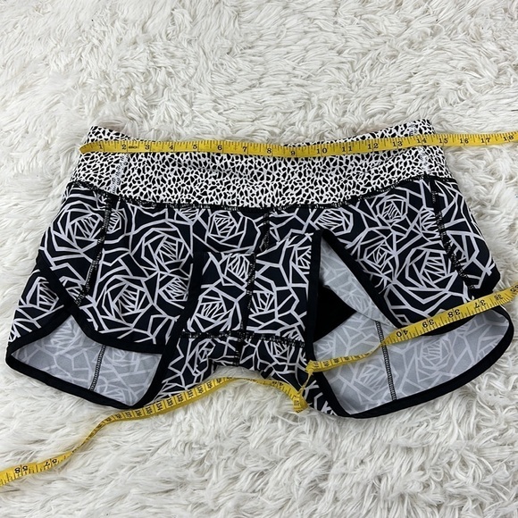 Lululemon Speed Short Posey Black White / Miss Mosaic Black / Black - Picture 3 of 6